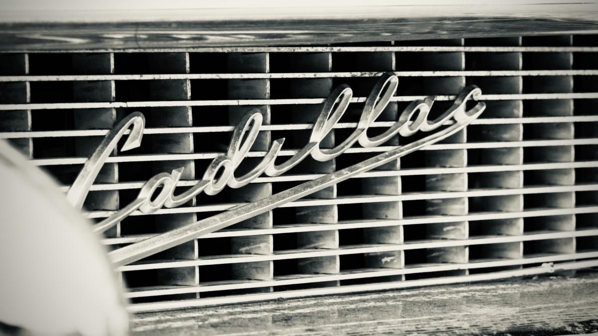 A black and white photo of an old radio