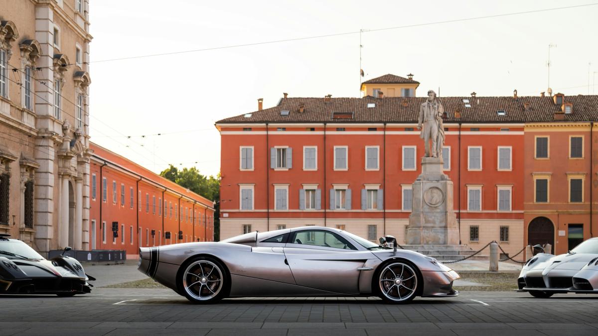 A group of cars parked in front of a building