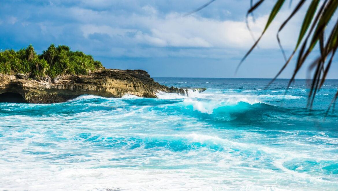 ocean waves rushing trough stones