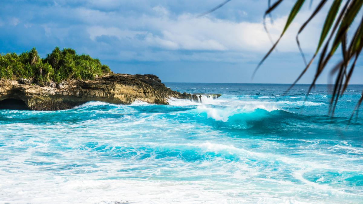 ocean waves rushing trough stones