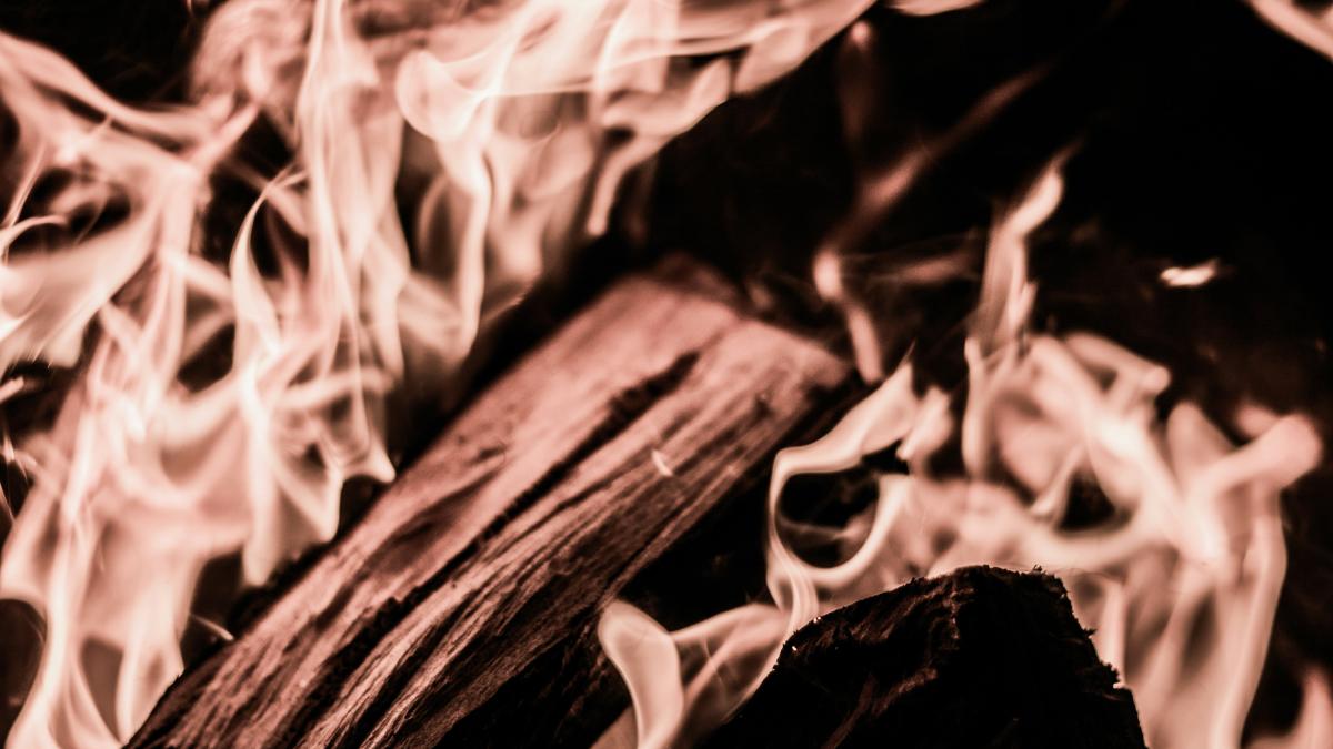 shallow focus photography of bonfire