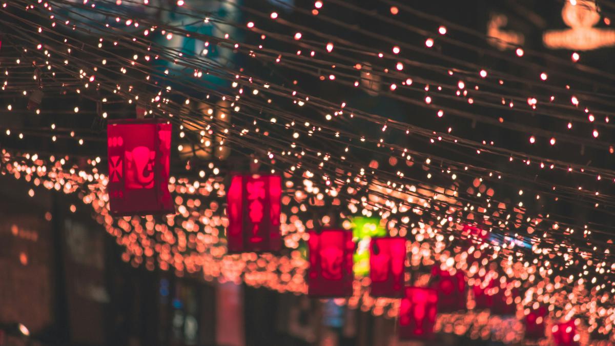 tilt shift lens photography of street lights