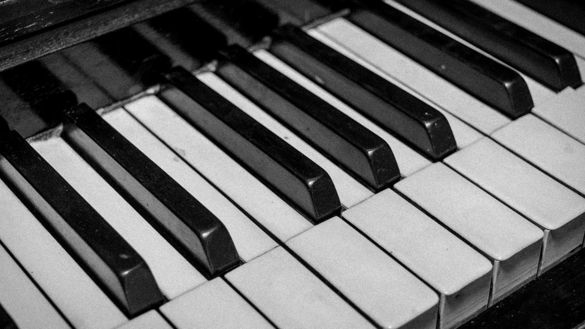 white and black piano