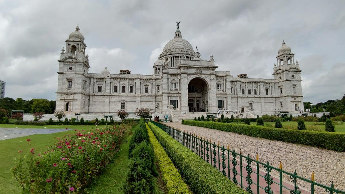 green hedge in front of The Victoria Memorial