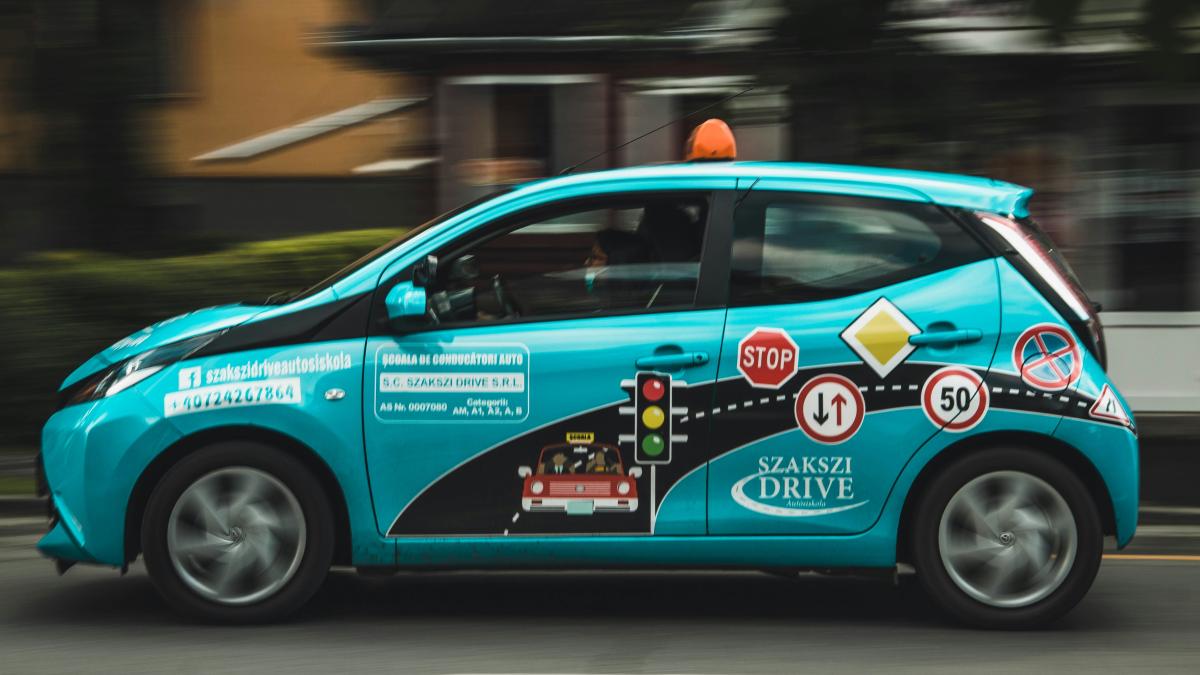 black and white porsche 911