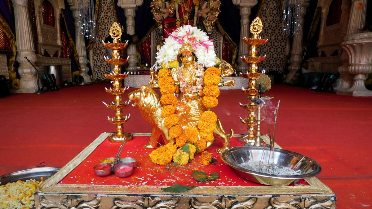 gold and red floral table decor