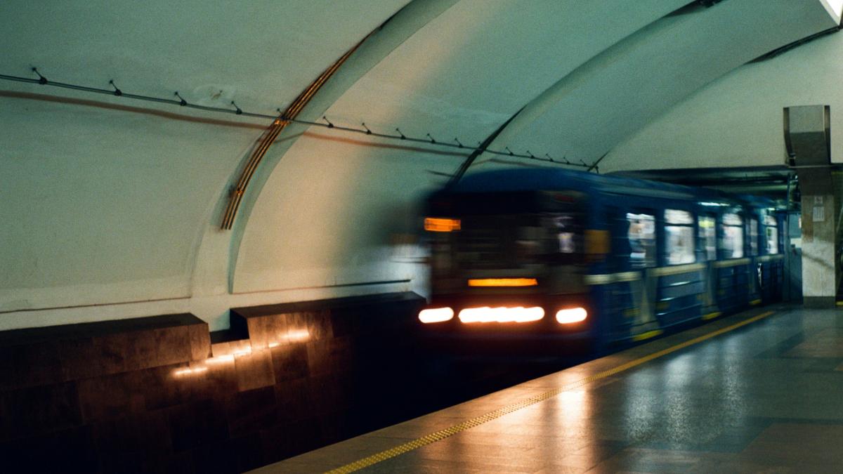a train is coming down the tracks in a tunnel