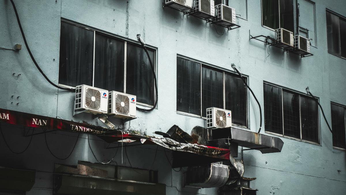 a building that has a bunch of windows on it