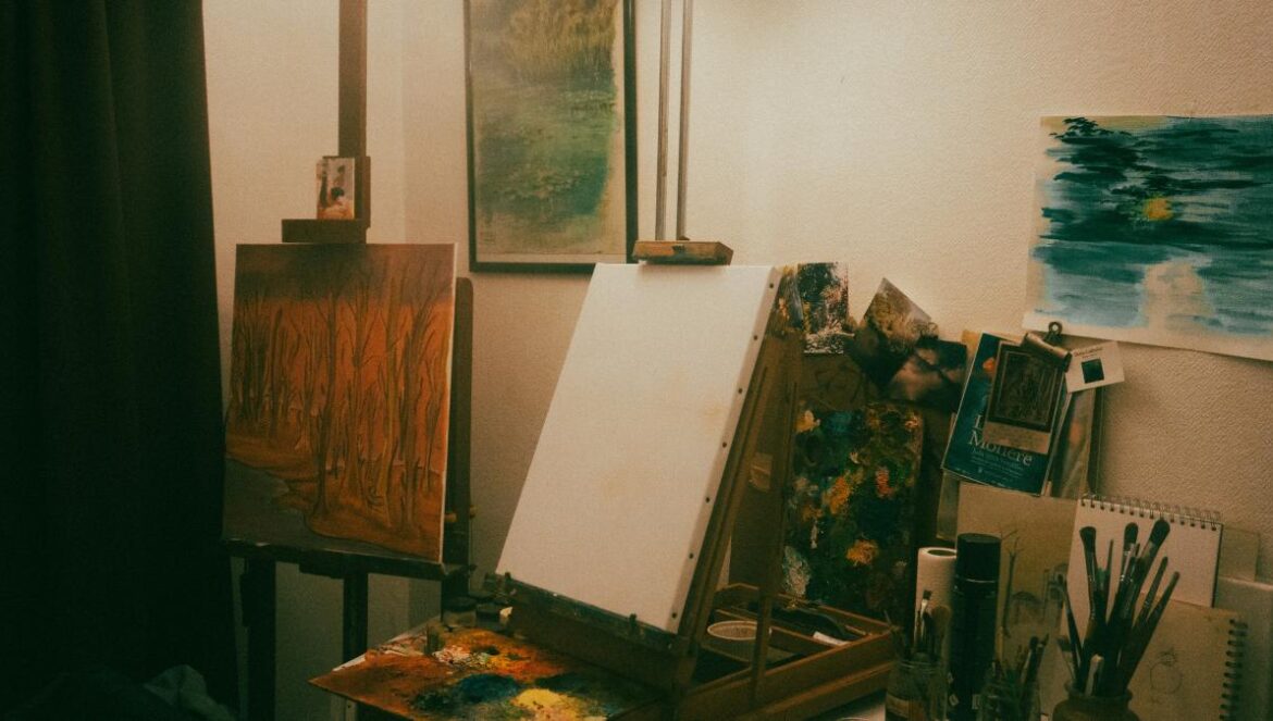 a room filled with lots of art and paintings