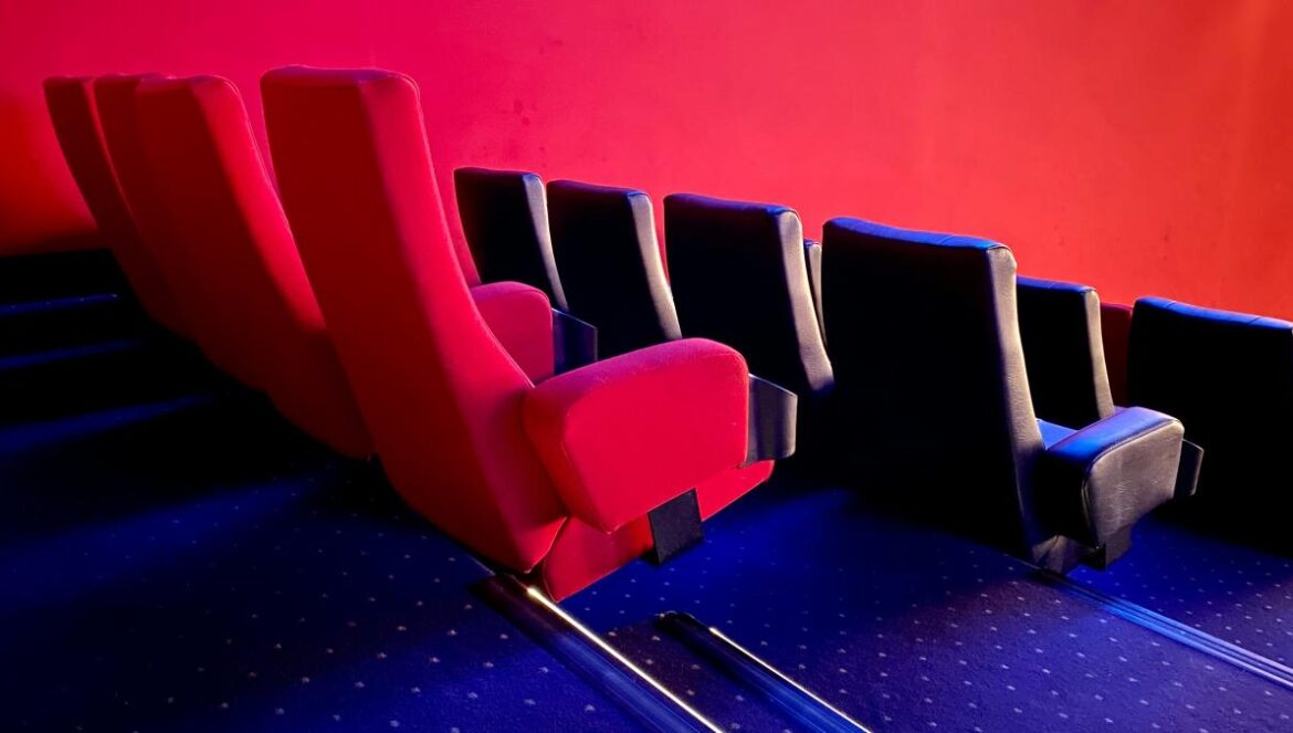 a row of chairs sitting next to each other in a room
