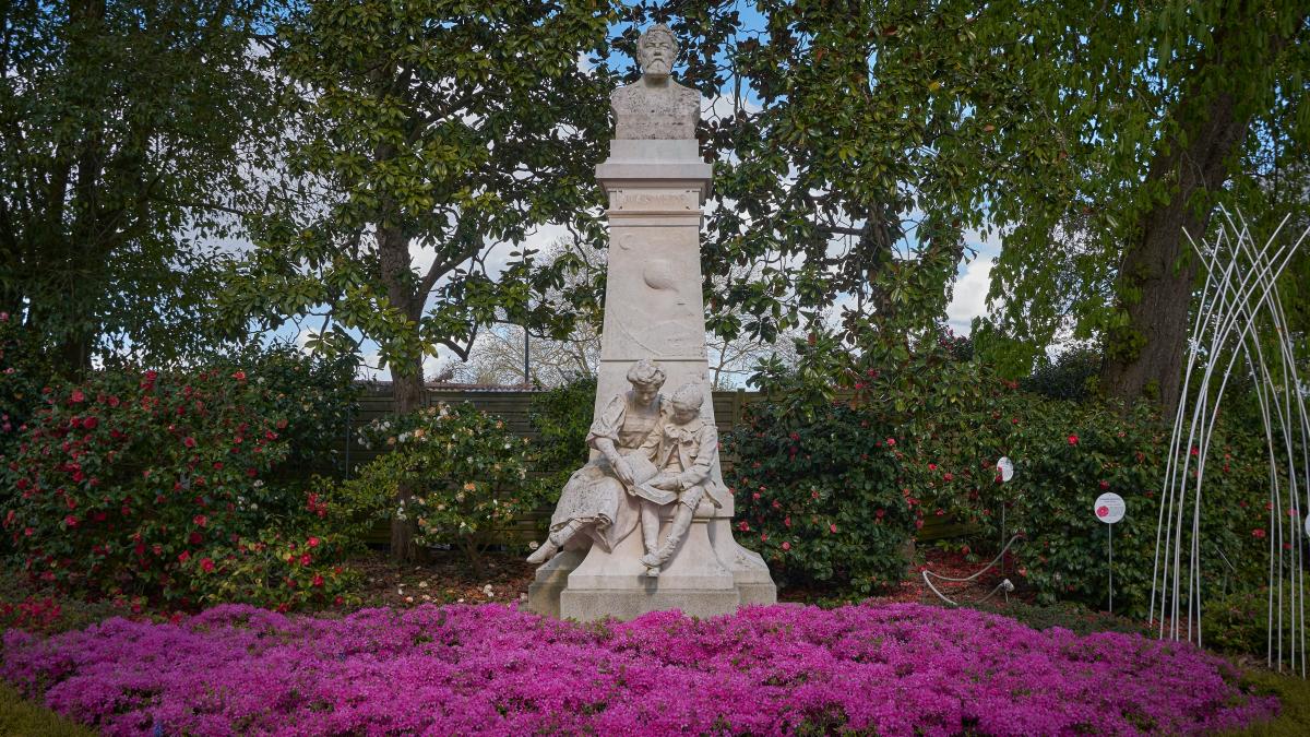 a statue in a garden