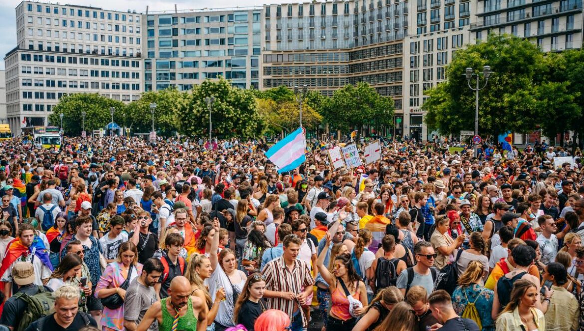 a large crowd of people