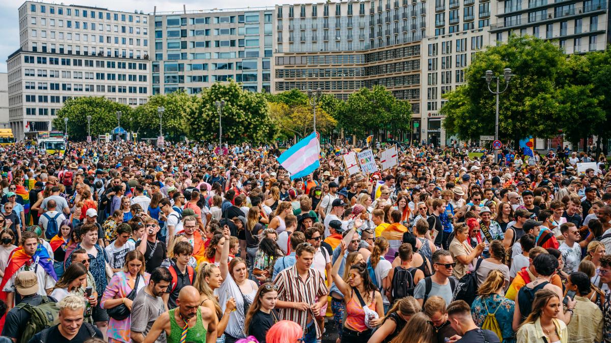 a large crowd of people