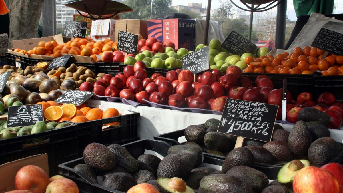 a fruit stand with fruits