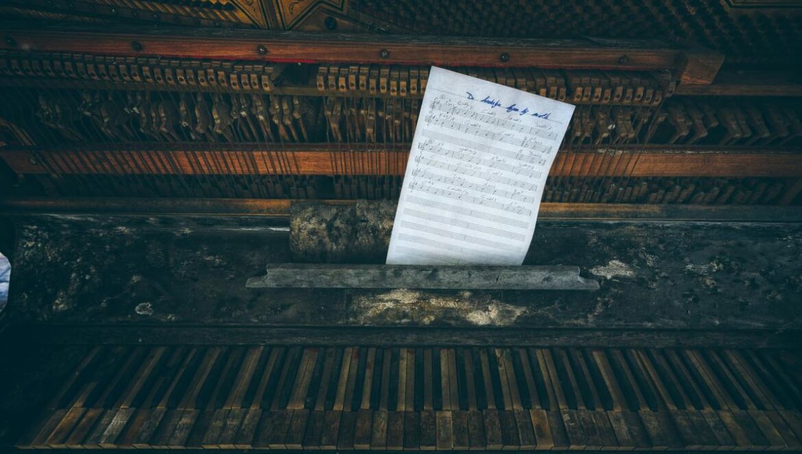 a sheet of paper sitting on top of a piano