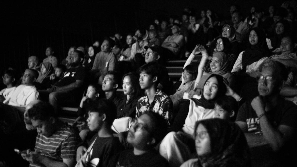 A black and white photo of a crowd of people