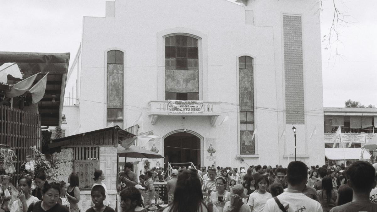 A crowd of people standing in front of a church