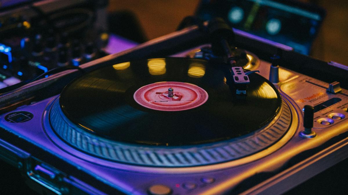 black and gray dj turntable
