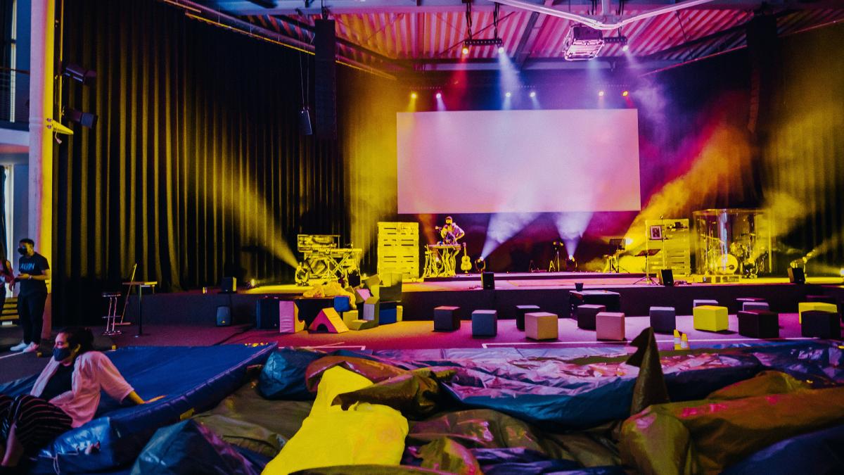 yellow and red bed set