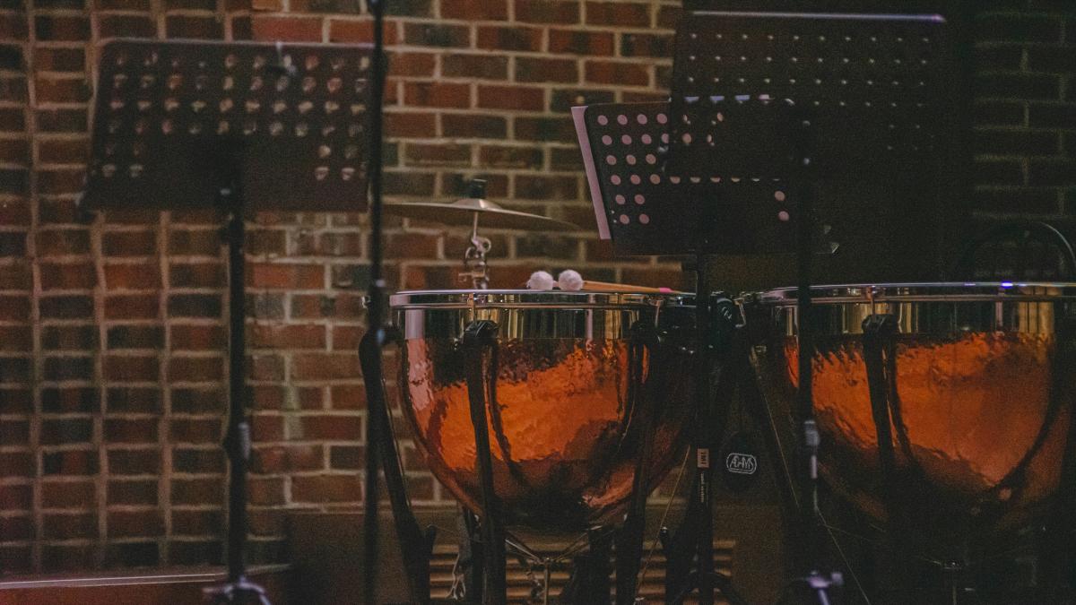 A group of musical instruments sitting next to a brick wall