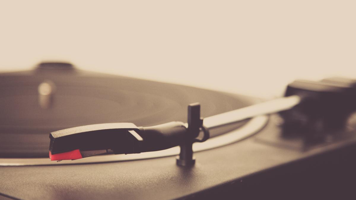 black and gray turntable