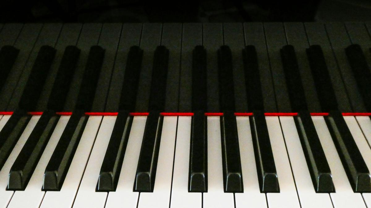 black and white piano keys