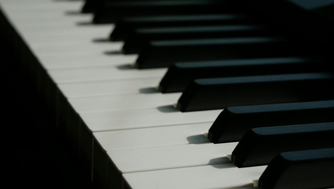 a close up of a piano keyboard in the dark
