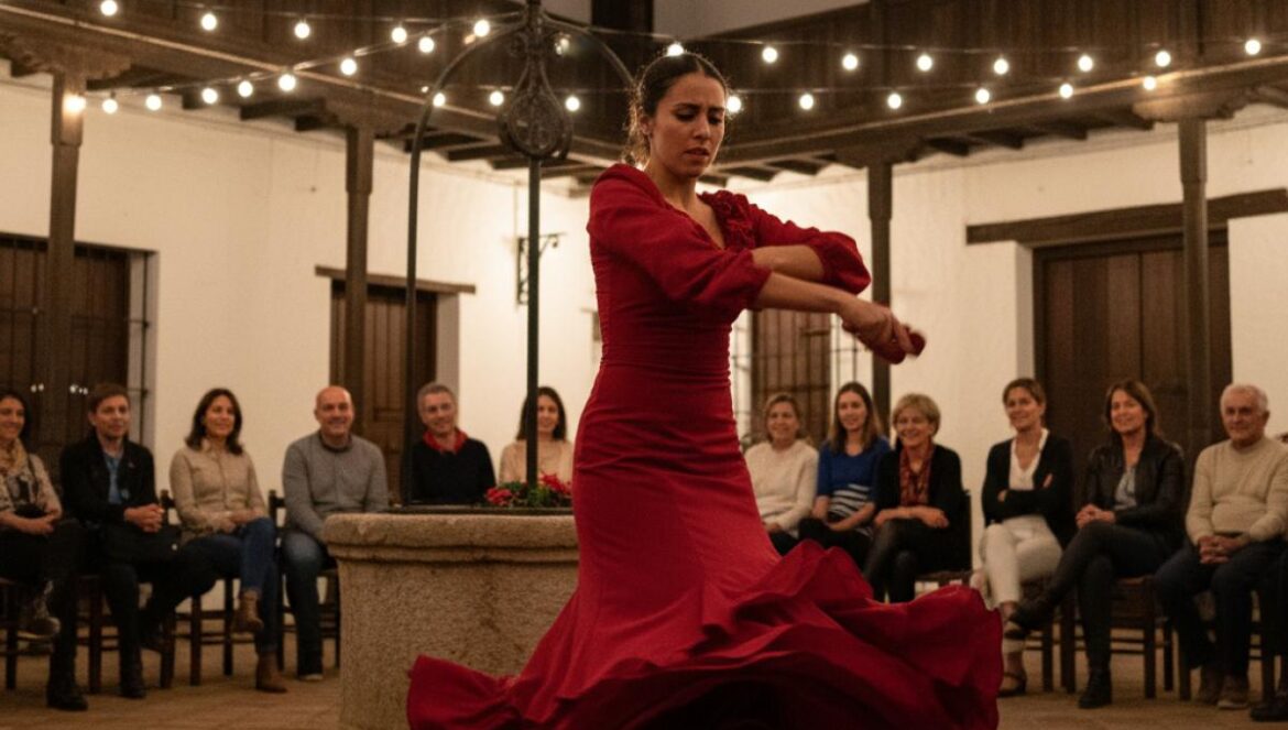 Bailaora flamenca dans un patio andalou blanc, balcon en bois et puits central, ambiance nocturne chaleureuse.
