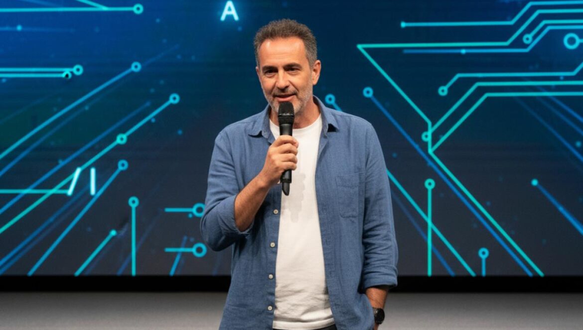 Conférencier devant un petit public, expliquant l’IA et les algorithmes dans une salle culturelle moderne, écran lumineux derrière lui.