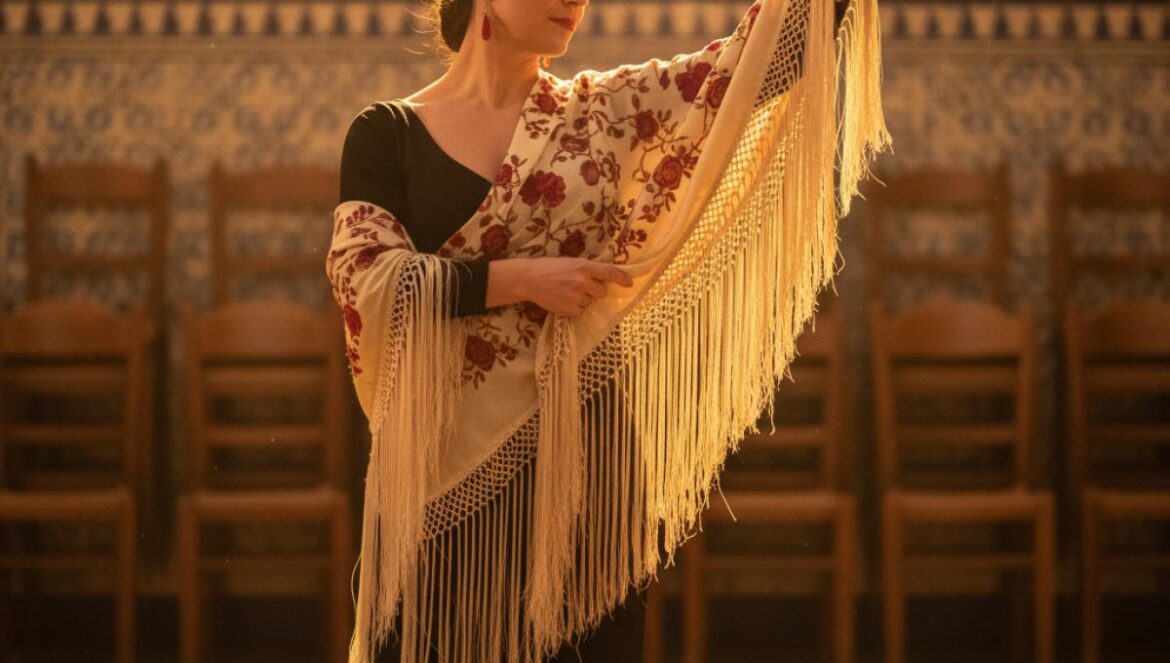 Danseuse de flamenco ajustant son châle dans les coulisses d’un théâtre andalou, lumière dorée